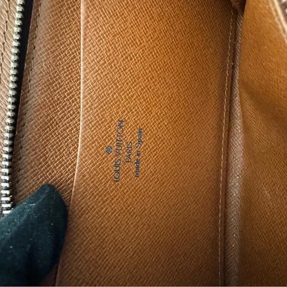 - Louis Vuitton Monogram Porte Monnaie
Zippy Long Wallet/Preloved 1998 - Picture 12 of 17